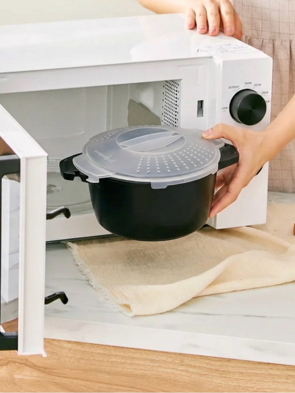 Pampered Chef Microwave Steamer Pot With Locking Strainer Lid - 4 Cups 2 litres